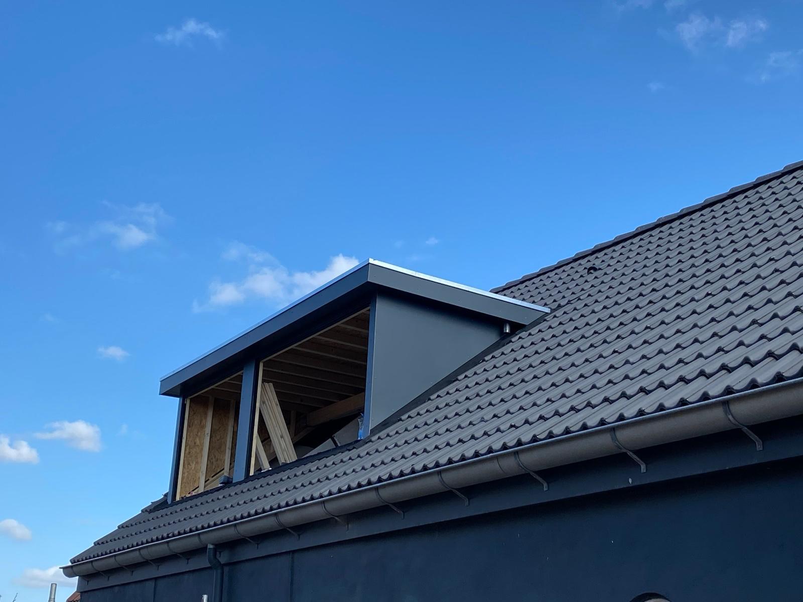 Moderne dakkapel met strakke afwerking op pannendak